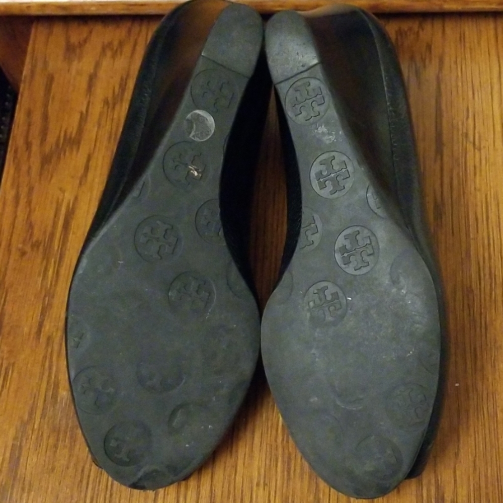 Tory Burch Black Leather Wedge Flats with Gold Logo Medallion - Picture 6 of 7